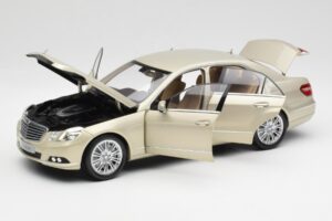 Mercedes E-Class W212 Elegance Pearl Bege Metálico Minichamps 1:18 B66960215 Metal - imagem 2 de 8