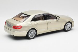 Mercedes E-Class W212 Elegance Pearl Bege Metálico Minichamps 1:18 B66960215 Metal - imagem 3 de 8