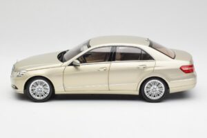 Mercedes E-Class W212 Elegance Pearl Bege Metálico Minichamps 1:18 B66960215 Metal - imagem 4 de 8