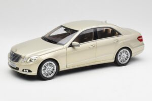 Mercedes E-Class W212 Elegance Pearl Bege Metálico Minichamps 1:18 B66960215 Metal