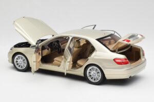 Mercedes E-Class W212 Elegance Pearl Bege Metálico Minichamps 1:18 B66960215 Metal - imagem 5 de 8