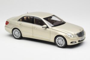 Mercedes E-Class W212 Elegance Pearl Bege Metálico Minichamps 1:18 B66960215 Metal - imagem 6 de 8
