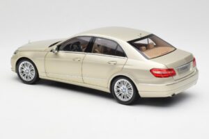 Mercedes E-Class W212 Elegance Pearl Bege Metálico Minichamps 1:18 B66960215 Metal - imagem 7 de 8