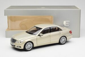 Mercedes E-Class W212 Elegance Pearl Bege Metálico Minichamps 1:18 B66960215 Metal - imagem 8 de 8