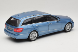 Mercedes E-Class W212 Estate Indigolith Metallic Blue Minichamps 1:18 B66962449 Metal - imagem 3 de 8