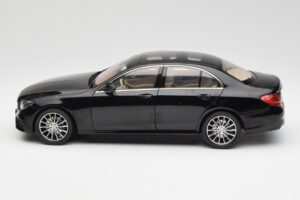 Mercedes E-Class W213 Obsidian Preto iScale 1:18 B66960380 Metal - imagem 4 de 8