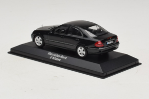 Mercedes E-Class W211 Preto Minichamps 1:43 B66961950 Metal - imagem 3 de 4