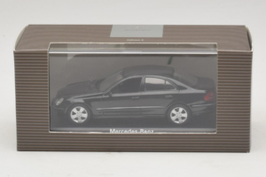 Mercedes E-Class W211 Preto Minichamps 1:43 B66961950 Metal - imagem 4 de 4
