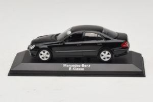 Mercedes E-Class W211 Preto Minichamps 1:43 B66961950 Metal