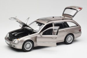Mercedes E320 CDI W210 Estate Cubanite Prata Kyosho 1:18 B66962188 Metal - imagem 2 de 8
