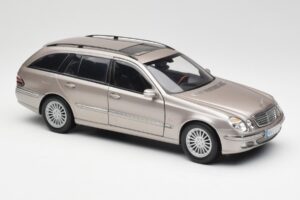 Mercedes E320 CDI W210 Estate Cubanite Prata Kyosho 1:18 B66962188 Metal - imagem 6 de 8