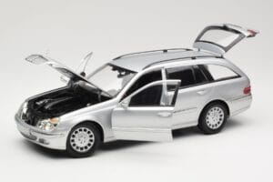 Mercedes E320 T-Modell S210 Elegance Prata Kyosho 1:18 B66962166 Metal - imagem 2 de 8