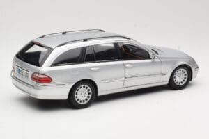 Mercedes E320 T-Modell S210 Elegance Prata Kyosho 1:18 B66962166 Metal - imagem 3 de 8