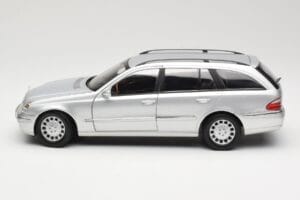 Mercedes E320 T-Modell S210 Elegance Prata Kyosho 1:18 B66962166 Metal - imagem 4 de 8