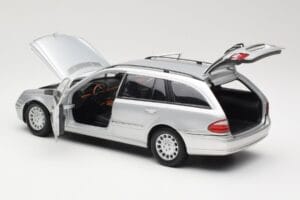 Mercedes E320 T-Modell S210 Elegance Prata Kyosho 1:18 B66962166 Metal - imagem 5 de 8