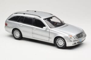 Mercedes E320 T-Modell S210 Elegance Prata Kyosho 1:18 B66962166 Metal - imagem 6 de 8