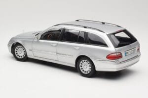 Mercedes E320 T-Modell S210 Elegance Prata Kyosho 1:18 B66962166 Metal - imagem 7 de 8