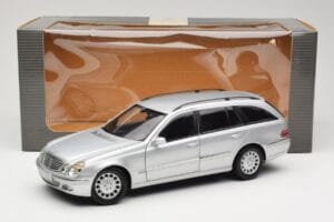 Mercedes E320 T-Modell S210 Elegance Prata Kyosho 1:18 B66962166 Metal - imagem 8 de 8