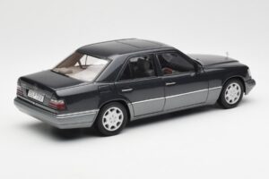 Mercedes E320 W124 Nautik Azul Metálico Dealer Edition AUTOart 1:18 B66040508 Metal - imagem 3 de 8
