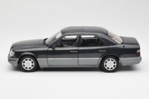 Mercedes E320 W124 Nautik Azul Metálico Dealer Edition AUTOart 1:18 B66040508 Metal - imagem 4 de 8