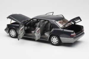 Mercedes E320 W124 Nautik Azul Metálico Dealer Edition AUTOart 1:18 B66040508 Metal - imagem 5 de 8
