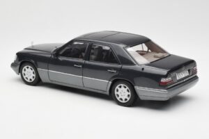 Mercedes E320 W124 Nautik Azul Metálico Dealer Edition AUTOart 1:18 B66040508 Metal - imagem 7 de 8
