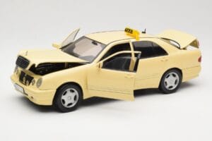 Mercedes E320 W210 Taxi Sun Star 1:18 1160 Metal - imagem 2 de 8