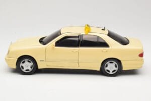 Mercedes E320 W210 Taxi Sun Star 1:18 1160 Metal - imagem 4 de 8