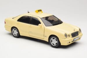 Mercedes E320 W210 Taxi Sun Star 1:18 1160 Metal - imagem 6 de 8