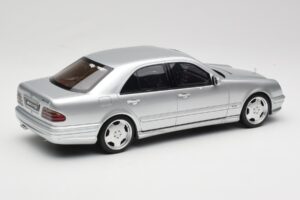 Mercedes E55 AMG W210 Brilliant Silver Otto 1:18 OT459 Resina - imagem 2 de 6