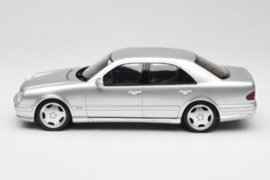 Mercedes E55 AMG W210 Brilliant Silver Otto 1:18 OT459 Resina - imagem 3 de 6