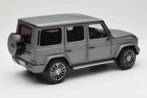 Mercedes G-Class G500 W463A Designo Platinum Magno Minichamps 1:18 B66960811 Metal - imagem 3 de 8