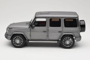 Mercedes G-Class G500 W463A Designo Platinum Magno Minichamps 1:18 B66960811 Metal - imagem 4 de 8
