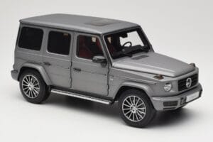Mercedes G-Class G500 W463A Designo Platinum Magno Minichamps 1:18 B66960811 Metal - imagem 6 de 8
