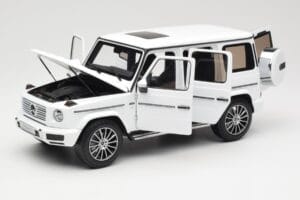 Mercedes G-Class G 500 W463A Diamond White Metallic Minichamps 1:18 113037111 Metal - imagem 2 de 8