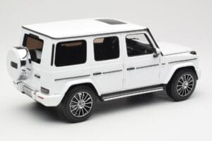 Mercedes G-Class G 500 W463A Diamond White Metallic Minichamps 1:18 113037111 Metal - imagem 3 de 8