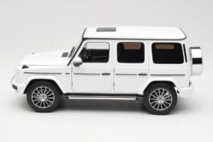 Mercedes G-Class G 500 W463A Diamond White Metallic Minichamps 1:18 113037111 Metal - imagem 4 de 8