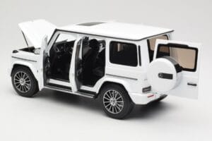 Mercedes G-Class G 500 W463A Diamond White Metallic Minichamps 1:18 113037111 Metal - imagem 5 de 8