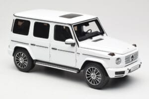 Mercedes G-Class G 500 W463A Diamond White Metallic Minichamps 1:18 113037111 Metal - imagem 6 de 8