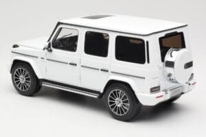 Mercedes G-Class G 500 W463A Diamond White Metallic Minichamps 1:18 113037111 Metal - imagem 7 de 8