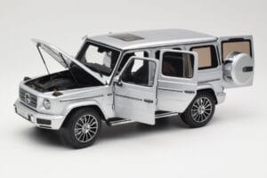 Mercedes G-Class G 500 W463A Iridium Silver Metallic Minichamps 1:18 113037112 Metal - imagem 2 de 8