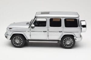 Mercedes G-Class G 500 W463A Iridium Silver Metallic Minichamps 1:18 113037112 Metal - imagem 4 de 8