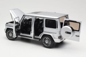 Mercedes G-Class G 500 W463A Iridium Silver Metallic Minichamps 1:18 113037112 Metal - imagem 5 de 8