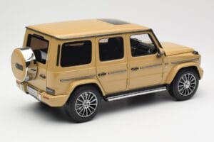 Mercedes G-Class G 500 W463A Solarbeam Yellow Metallic Minichamps 1:18 113037108 Metal - imagem 3 de 8