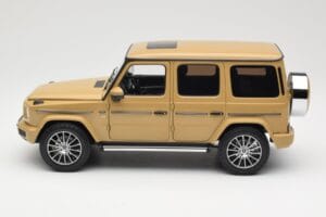 Mercedes G-Class G 500 W463A Solarbeam Yellow Metallic Minichamps 1:18 113037108 Metal - imagem 4 de 8