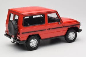Mercedes G-Class W460 SWB Vermelho Minichamps 1:18 155038002 Metal - imagem 2 de 6