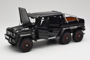 Mercedes AMG G63 W463 6x6 Gloss Preto AUTOart 1:18 76306 Compósito - imagem 2 de 8