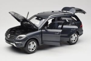 Mercedes M-Class W164 Grey Metallic Minichamps 1:18 100030100 Metal - imagem 2 de 8