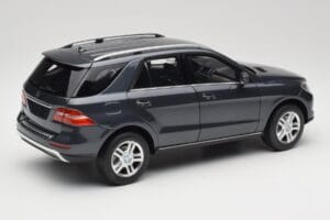 Mercedes M-Class W164 Grey Metallic Minichamps 1:18 100030100 Metal - imagem 3 de 8