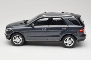 Mercedes M-Class W164 Grey Metallic Minichamps 1:18 100030100 Metal - imagem 4 de 8